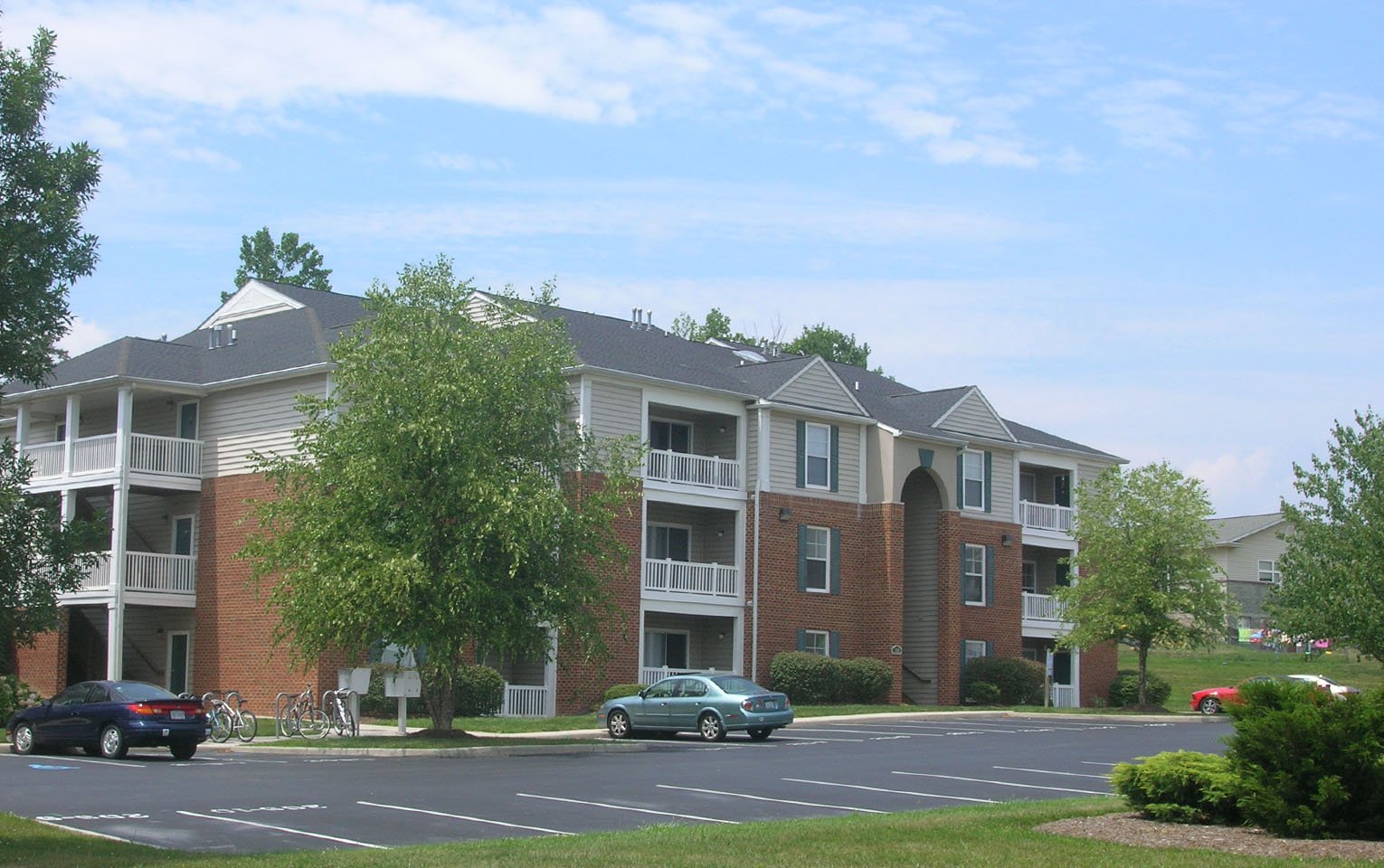 Untitled-2_0003_Knollwood Apartment exterior