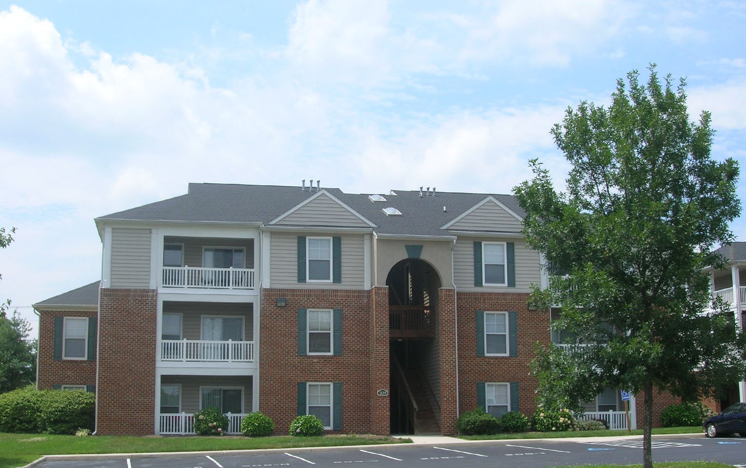 Knollwood Condominium